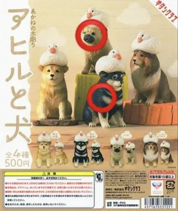 아카네의 나무 조각 오리와 개 검은 시바 퍼그