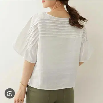 새상품급 어반 리서치 도어스 핀턱 플레어 슬리브 블라우스 화이트