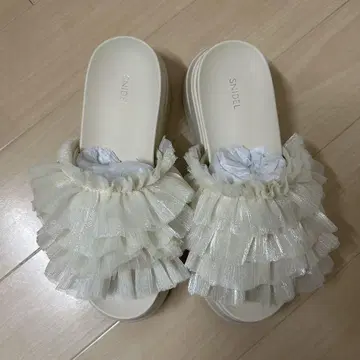 SNIDEL 프릴 샌들 아이보리