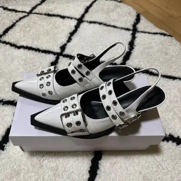 SLY 스터드 장식 화이트 샌들