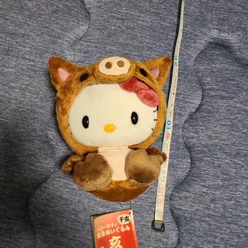 헬로키티 띠 돼지 봉제 인형 20cm