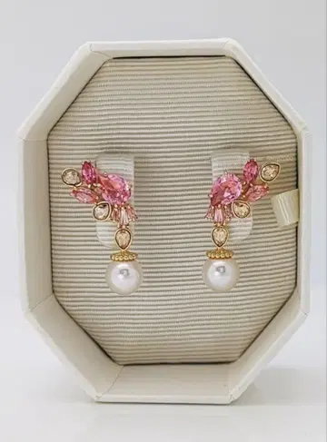 [미사용 새상품] Swarovski 벚꽃 모티브 귀걸이