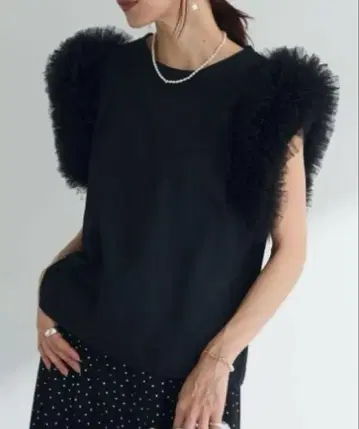 택 포함 새상품! 튤 볼륨 슬리브 컷 티셔츠 블랙 Frene