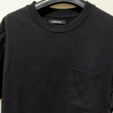 MINEDENIM 블랙 티셔츠 포켓 부착