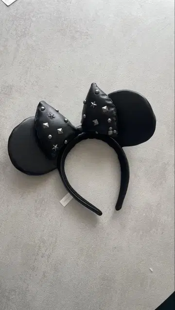 [ 한정 완판템 ] 미니 블랙 가죽 머리띠 스터드 Disney