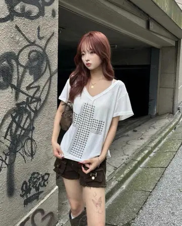 TRIFLE 스터드 크로스 V넥 티셔츠 화이트 S 사이즈