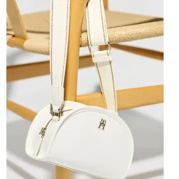 미사용 새상품 TOMMY HILFIGER 화이트 하프문 숄더백