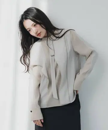 소프트 패턴 파이핑 블라우스 베이지