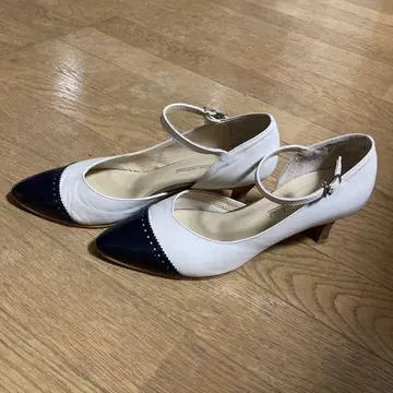 화이트 네이비 앵클 스트랩 펌프스