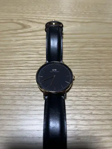 Daniel Wellington 블랙 가죽 손목시계 / 골드 뱅글 세트