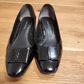 REGAL 리본 포함 블랙 펌프스 미들 힐