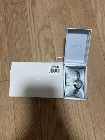 SEIKO SNFH089 실버 시계