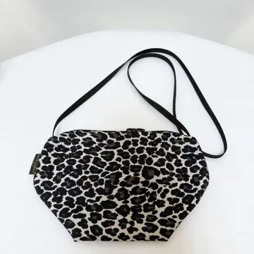 새상품급 에르베샤펠리에 2885F 팬서 블랑 나일론 보트형 숄더백