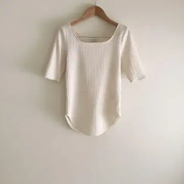 CLANE 클라네 RIB DEEP NECK TOPS 아이보리 사이즈 2