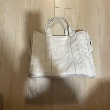 마크 제이콥스 THE TOTE BAG 화이트