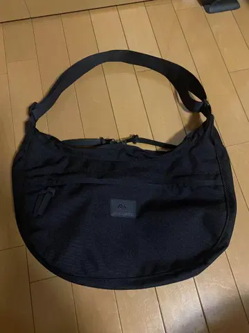 그레고리 사첼 M 숄더백