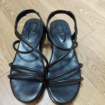 그로브 블랙 크로스 스트랩 샌들