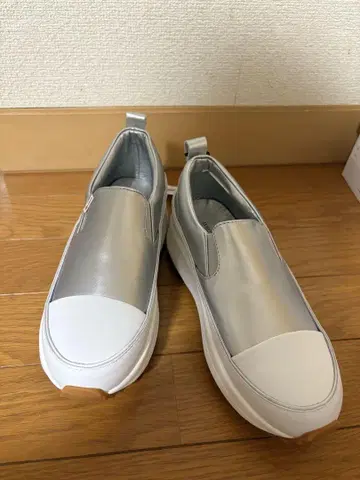 하자품 O'HOVE DE MUSEE 통굽 슬립온 실버 24cm
