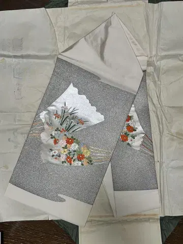 은색 꽃무늬 자수 오비