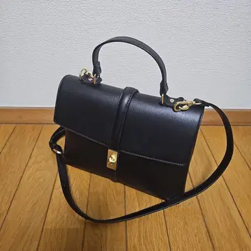 블랙 숄더백 핸들 포함