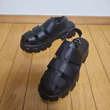 블랙 스트랩 통굽 샌들