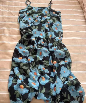 블랙 베이스에 파란색 꽃무늬 슬리브리스 원피스 M