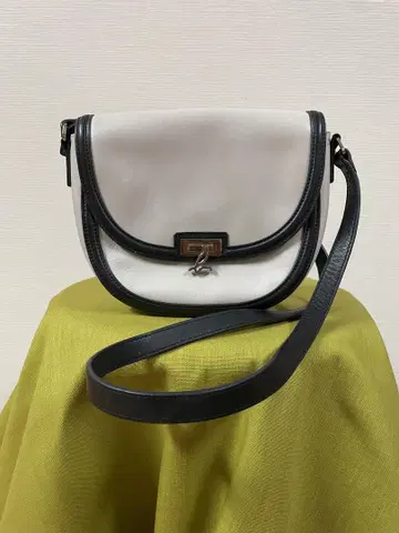 화이트 블랙 플랩 숄더백