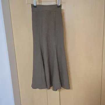 브라운 리본 포함 플레어 롱 스커트