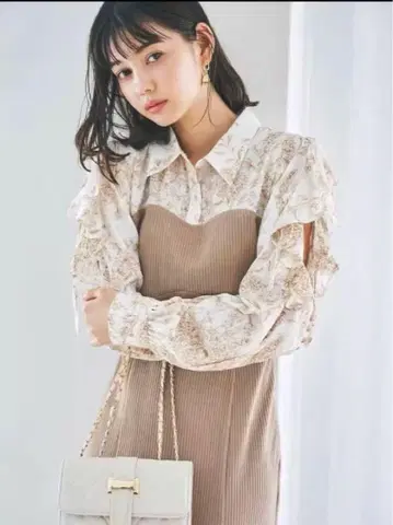 dazzlin 오픈 프릴 리브 원피스 오카자키 사에 착용