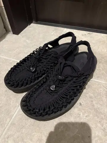 KEEN UNEEK 올블랙 샌들 27.5cm