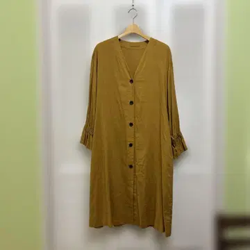 머스타드 버튼이 달린 롱 코트