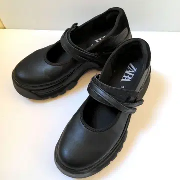 새상품급 자라 ZARA 블랙 스트랩 샌들 38