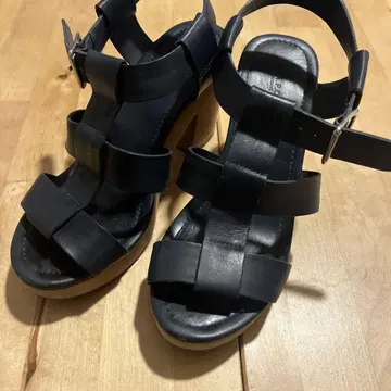 아페쎄 블랙 가죽 힐 샌들