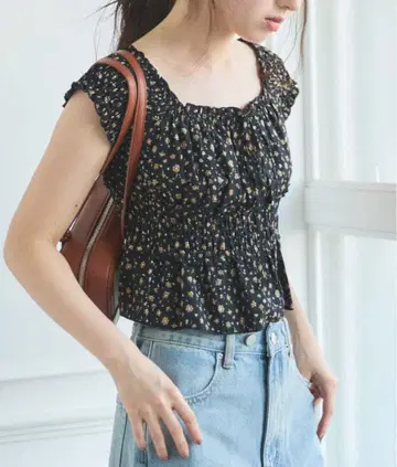 아카이브 꽃무늬 셔링 오프숄 블라우스