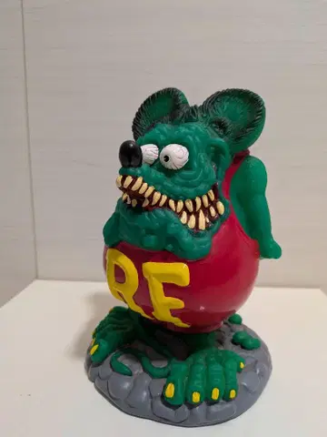 RatFink (라트 핑크) 피규어 저금통