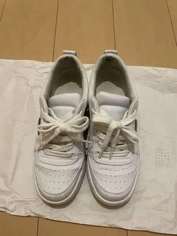 GUESS 여성용 스니커즈 24.5cm
