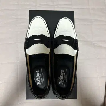 화이트 블랙 가죽 로퍼