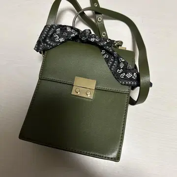 ZARA 스카프 부착 카키 백