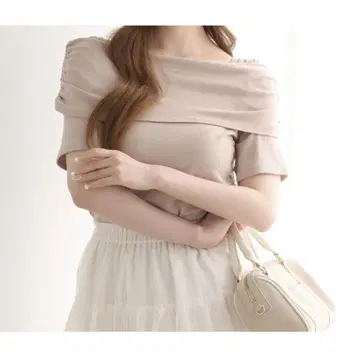 NICE CLAUP 오프숄더 컷 상의 [ 브라끈 숨김 ]