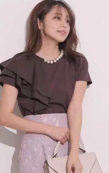 비대칭 프릴 티셔츠