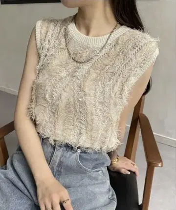 Thevon 프린지 슬리브리스 니트 아이보리
