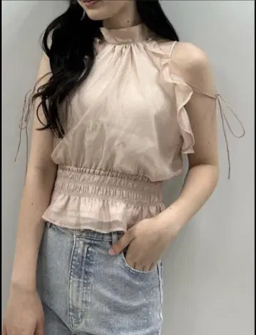 NICE CLAUP 백리본 어깨 트임 블라우스 베이지
