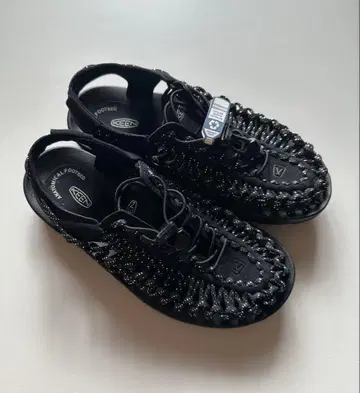 한정판 KEEN UNEEK 블랙 x 실버 24cm