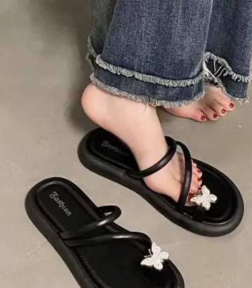 버터플라이 모티브 블랙 샌들