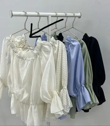 내추럴 꾸뛰르 미즈코토 기획 오프숄더 페플럼 블라우스 화이트