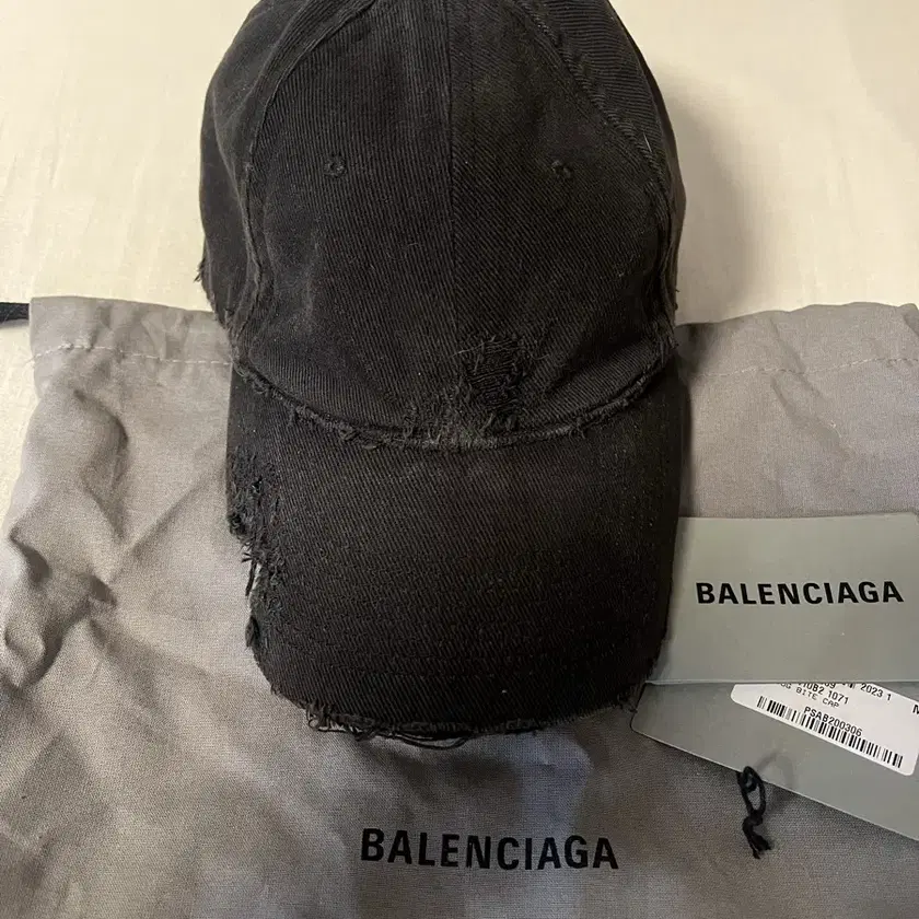 BALENCIAGA | 발렌시아가 Balenciaga Dog Bite M on Bunjang