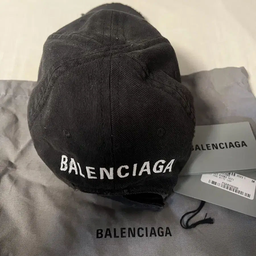BALENCIAGA | 발렌시아가 Balenciaga Dog Bite M on Bunjang