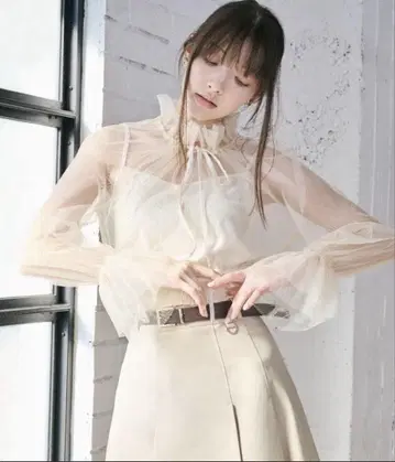 릴리 브라운 튤 개더 레이스 탑