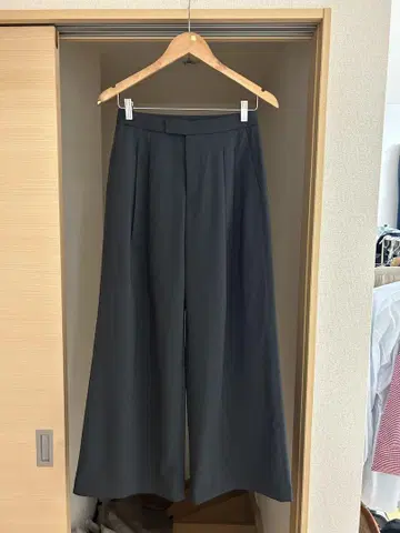유니클로 C 감동 턱 와이드 팬츠