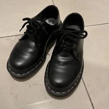Dr. Martens 1461 화이트 스티치 3홀 신발